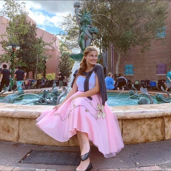 Meet your Posher, Taylor - Picture 2 of 3